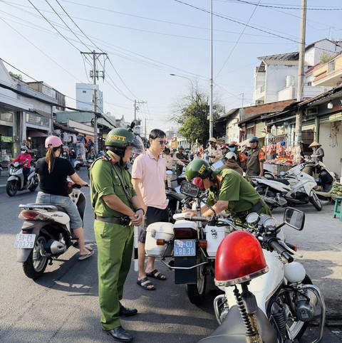 TP HCM đạt được nhiều kết quả tích cực sau 1 tháng thí điểm mô hình Công an cấp xã đảm bảo về trật tự đô thị. (Ảnh: Công an TP HCM)