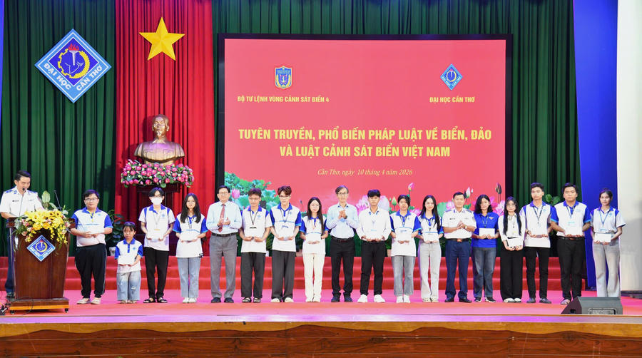 Đại tá Nguyễn Thái Dương - Ủy viên Ban Thường vụ Đảng ủy, Phó Chính ủy Bộ Tư lệnh Vùng Cảnh sát biển 4 và đại diện lãnh đạo các đơn vị trao tặng 15 suất quà tặng các em sinh viên có hoàn cảnh khó khăn.