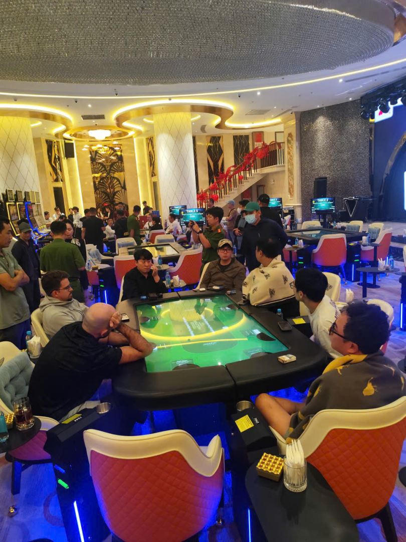 Lực lượng Công an bất ngờ kiểm tra CLB&nbsp;GDC Lucky Club. Ảnh C.A Khánh Hoà