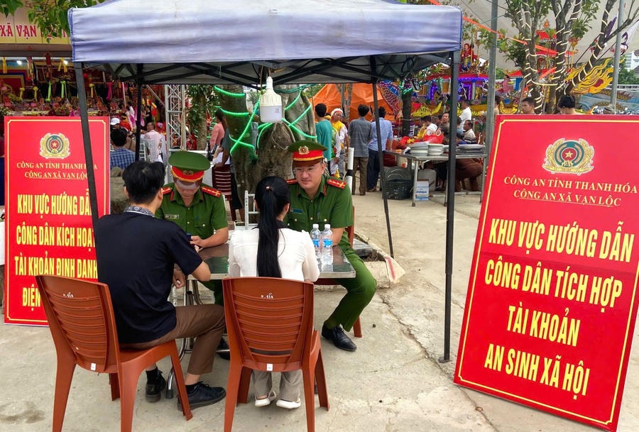 Các điểm hỗ trợ người dân kích hoạt tài khoản định danh điện tử. (Ảnh: CATH)