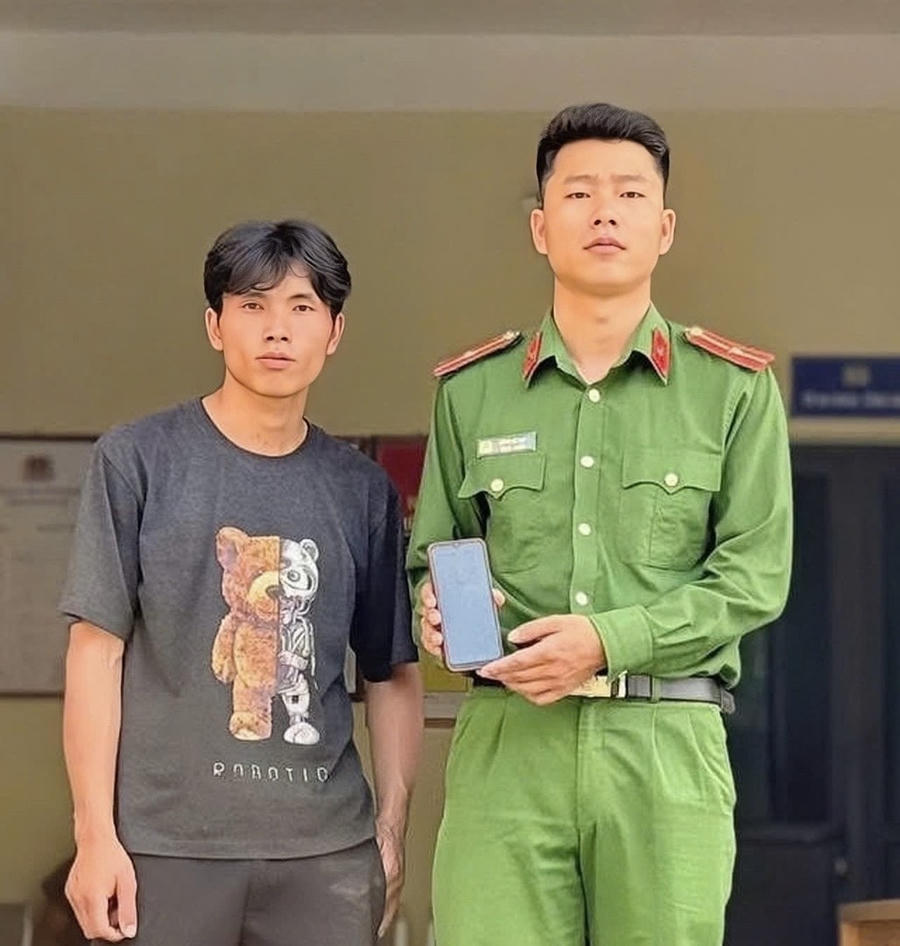 Công an xã Du Già tuyên truyền, giải thích về các thủ đoạn lừa đảo và đề nghị anh Tủa không chuyển tiền cho đối tượng lừa đảo. (Ảnh: CA Tuyên Quang).