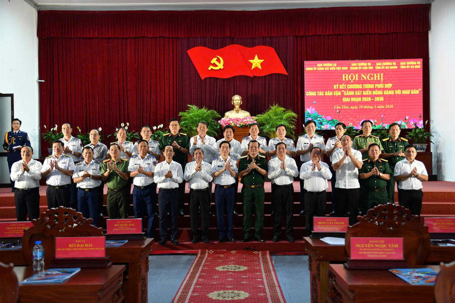 Đại diện các tỉnh, thành phố khu vực Tây Nam Bộ và lãnh đạo Cảnh sát Biển Việt Nam chụp ảnh lưu niệm.