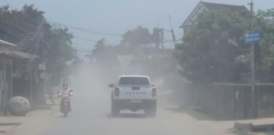 Bụi mịt mù, khiến người dân di chuyển khó khăn, mất an toàn giao thông.