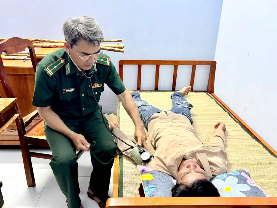 Thuyền viên trôi dạt được cán bộ Quân y Đồn Biên phòng Tân Tiến theo dõi, chăm sóc sức khỏe.