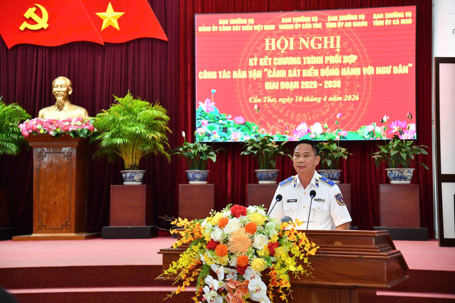 Thiếu tướng Nguyễn Văn Dũng, Bí thư Đảng ủy - Chính ủy Vùng Cảnh sát biển 4 báo cáo kết quả phối hợp thực hiện Chương trình “Cảnh sát biển đồng hành với ngư dân” thời gian qua.