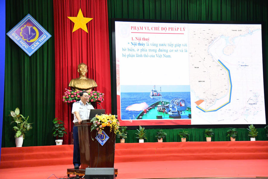 Báo cáo viên Bộ Tư lệnh Vùng Cảnh sát biển 4 tuyên truyền pháp luật tại Hội nghị.