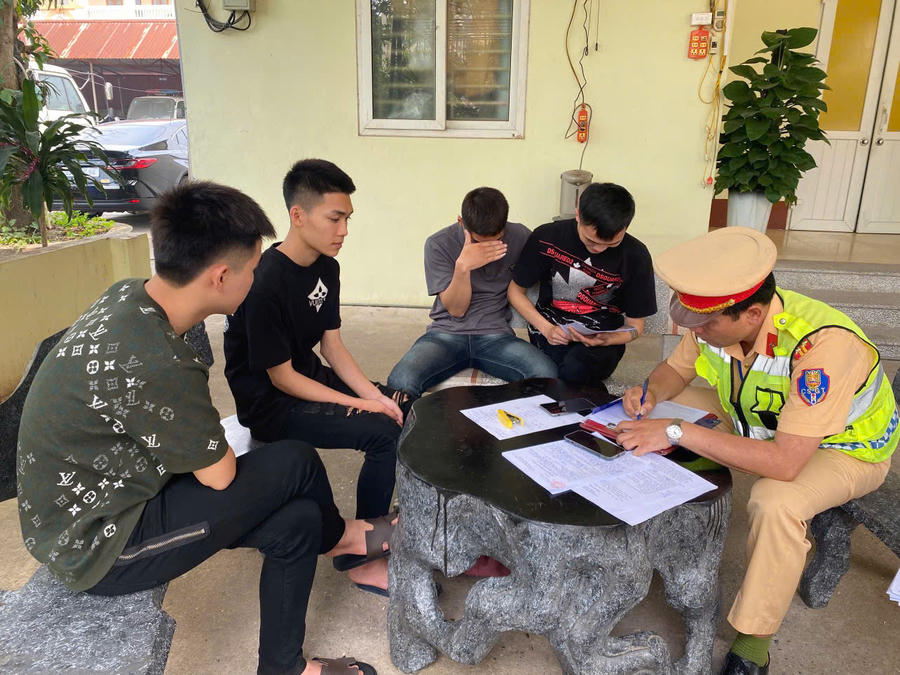 Lực lượng Cảnh sát giao thông làm việc với các đối tượng vi phạm.