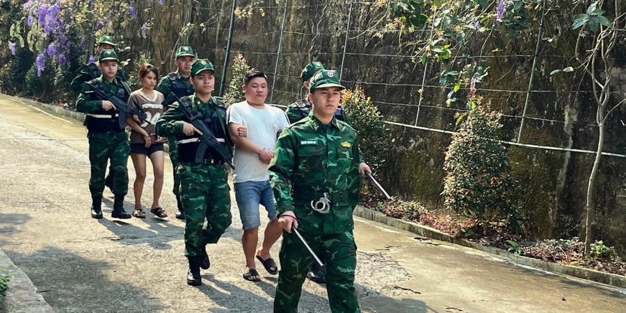 Bộ đội Biên phòng áp giải 2 đối tượng mua bán người. (Ảnh: Trung Dũng).
