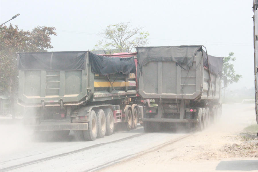 Xe trọng tải cỡ lớn "cày xéo" Quốc lộ 7B.