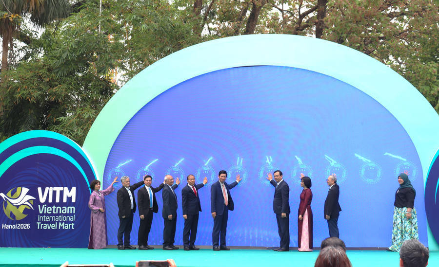 Các đại biểu tiến hành nghi thức khai mạc Hội chợ.