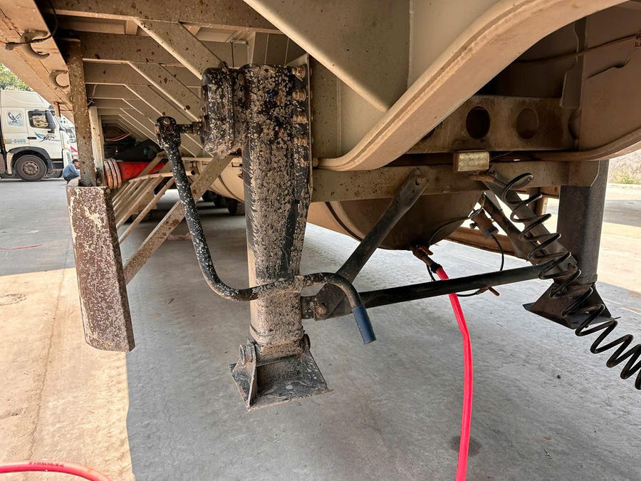 Cơ quan chức năng bắt giữ phương tiện được gia cố thêm một thùng kim loại bên trong chứa 1.290 lít dầu diesel.&nbsp;Ảnh: Công an tỉnh Quảng Trị