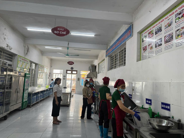 Lực lượng chức năng xã Phúc Thịnh kiểm tra tại 1 cơ sở bếp ăn trên địa bàn phường đảm bảo&nbsp;vệ sinh an toàn thực phẩm.