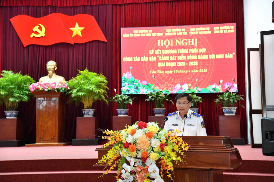 Thiếu tướng Trần Văn Xuân, Ủy viên Ban Thường vụ Đảng ủy, Phó Chính ủy kiêm Chủ nhiệm Cảnh sát biển Việt Nam trình bày dự thảo chương trình phối hợp công tác dân vận “Cảnh sát biển đồng hành với ngư dân” giai đoạn 2026 - 2030.