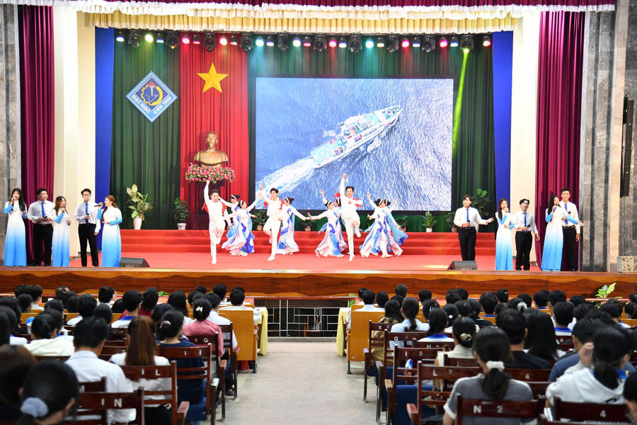 Một tiết mục văn nghệ đặc sắc của sinh viên Đại học Cần Thơ chào mừng hội nghị.