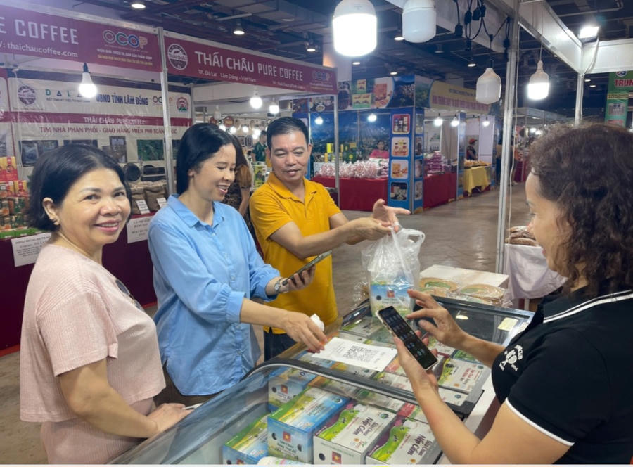 Lãnh đạo tỉnh Quảng Ninh và người dân tham quan, mua sắm tại Hội chợ OCOP Quảng Ninh - Hè 2026.