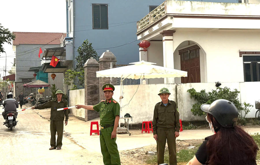 Lực lượng chức năng tập trung phân luồng giao thông, không để tình trạng ách tắc giao thông xảy ra. (Ảnh: CATH)