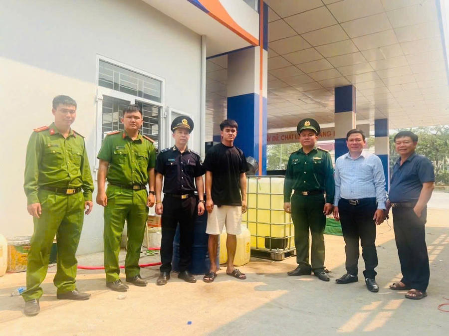 Đối tượng Hồ Viết Kham (giữa) và tang vật. Ảnh: Công an tỉnh Quảng Trị