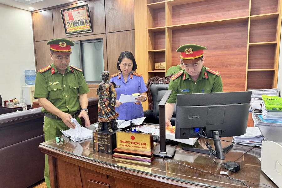 Cơ quan Cảnh sát điều tra Công an tỉnh Phú Thọ khám xét nơi làm việc của Hoàng Trọng Lợi.