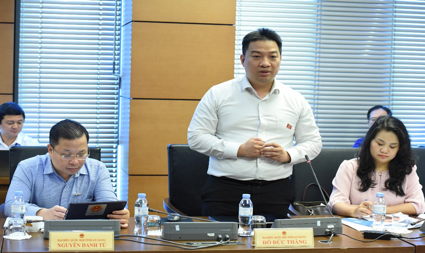 Đại biểu Hồ Đức Thắng phát biểu tại Phiên thảo luận tổ 13.