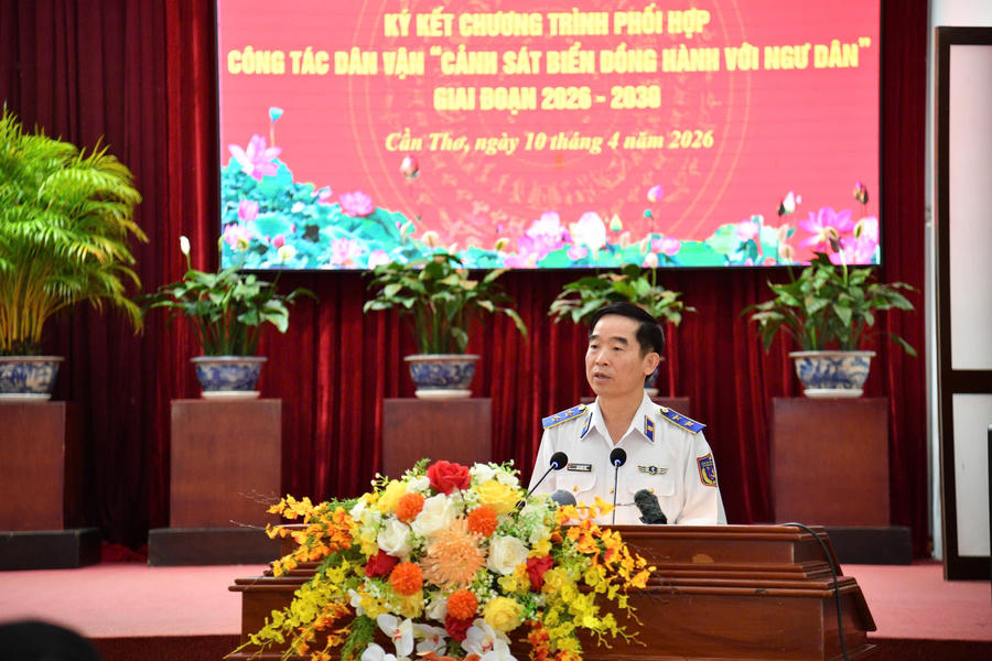 Trung tướng Bùi Quốc Oai - Bí thư Đảng ủy, Chính ủy Cảnh sát biển Việt Nam phát biểu tại Hội nghị.