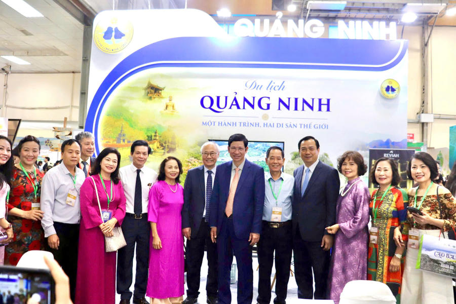 Lãnh đạo Bộ Văn hóa, Thể thao và Du lịch, Cục Du lịch quốc gia Việt Nam và các hiệp hội du lịch tham quan, chụp hình lưu niệm tại gian hàng của Quảng Ninh.