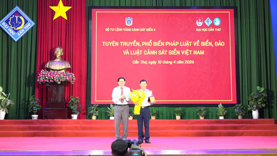 Phó Giáo sư, Tiến sĩ Nguyễn Hiếu Trung - Phó Bí thư Thường trực Đảng ủy, Phó Hiệu trưởng Đại học Cần Thơ tặng hoa cảm ơn Bộ Tư lệnh Vùng Cảnh sát biển 4.