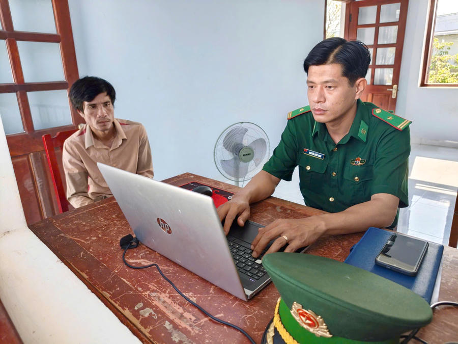 Cán bộ Đồn Biên phòng Tân Tiến tiến hành xác minh các thông tin có liên quan.