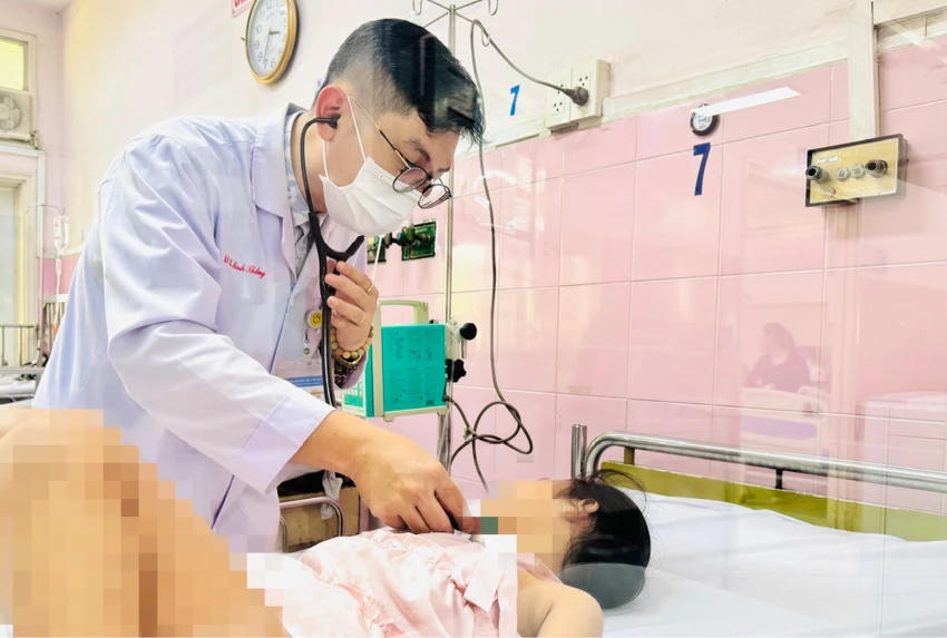 Tìm thấy vi khuẩn Salmonella trong mẫu phân của học sinh nghi ngộ độc thực phẩm. (Ảnh: Bệnh viện Nhân dân Gia Định)