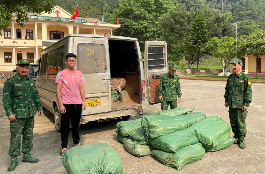 Đối tượng Nguyễn Thế Thịnh cùng phương tiện, tang vật bị bắt giữ tại Đồn Biên phòng Ngọc Chung. (Ảnh: Nông Văn Tuấn).