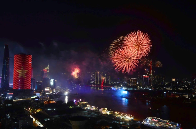 Pháo hoa rực sáng trên bầu trời nhìn từ bờ sông Sài Gòn dịp 30/4 năm 2025. Ảnh: Quỳnh Trần Pháo hoa rực sáng trên bầu trời nhìn từ bờ sông Sài Gòn dịp 30/4 năm 2025. Ảnh: Quỳnh Trần