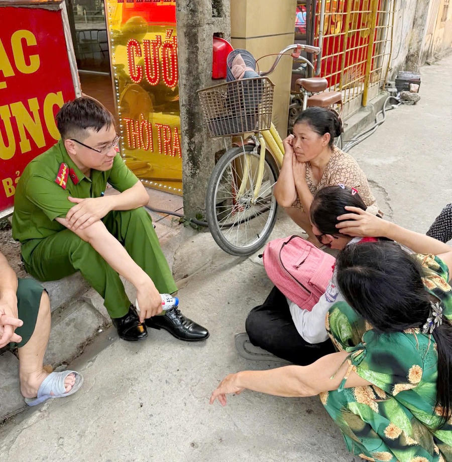 Đại úy Ngô Giáp Đồng, cán bộ Cảnh sát khu vực, Công an xã Vĩnh Lộc và người dân trên địa bàn trấn an tinh thần cháu bé