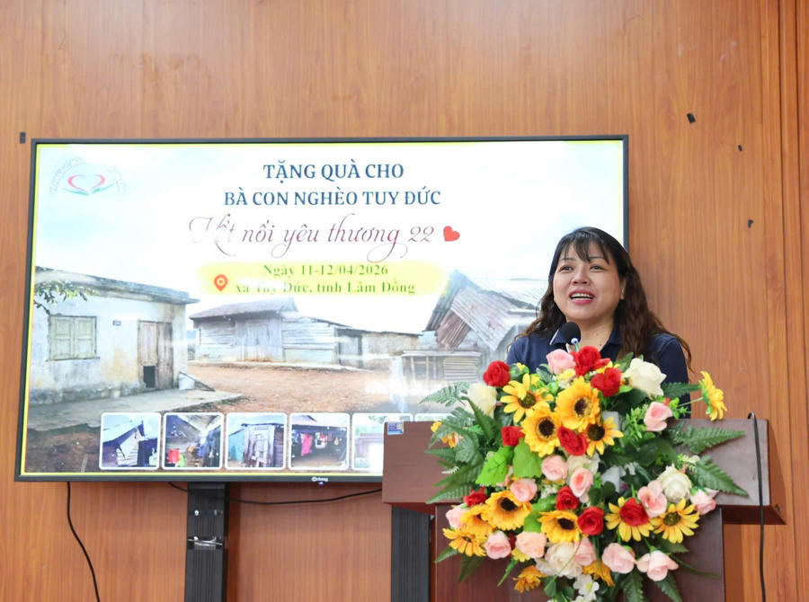 Bà Trần Thụy Khánh Băng, đại diện nhóm thiện nguyện phát biểu tại chương trình.