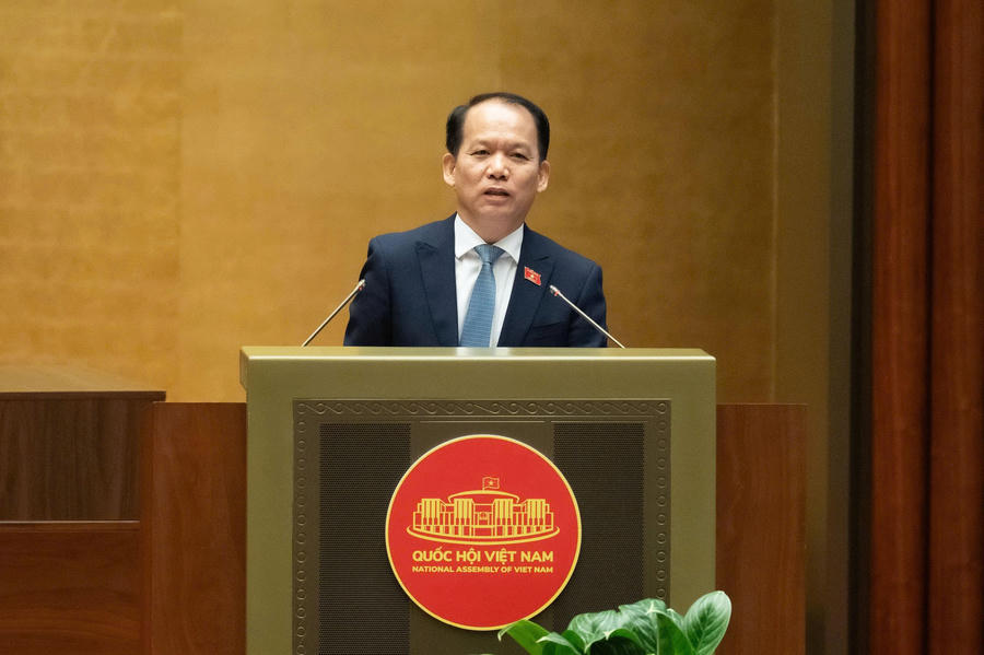 Bộ trưởng Hoàng Thanh Tùng giải trình các vấn đề được đại biểu Quốc hội quan tâm góp ý. (Ảnh trong bài: quochoi.vn)