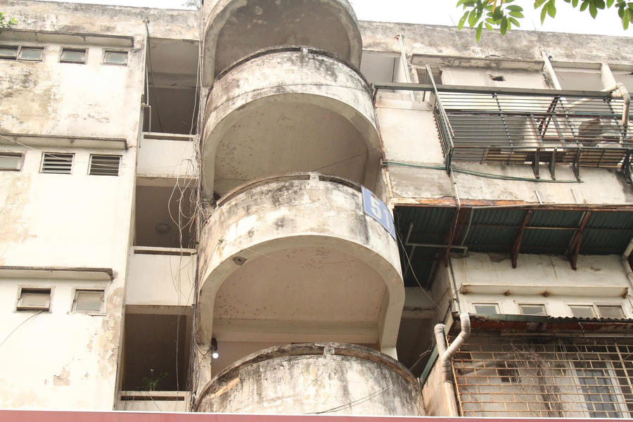 Chung cư 51 Huỳnh Thúc Kháng đã xuống cấp nghiêm trọng.