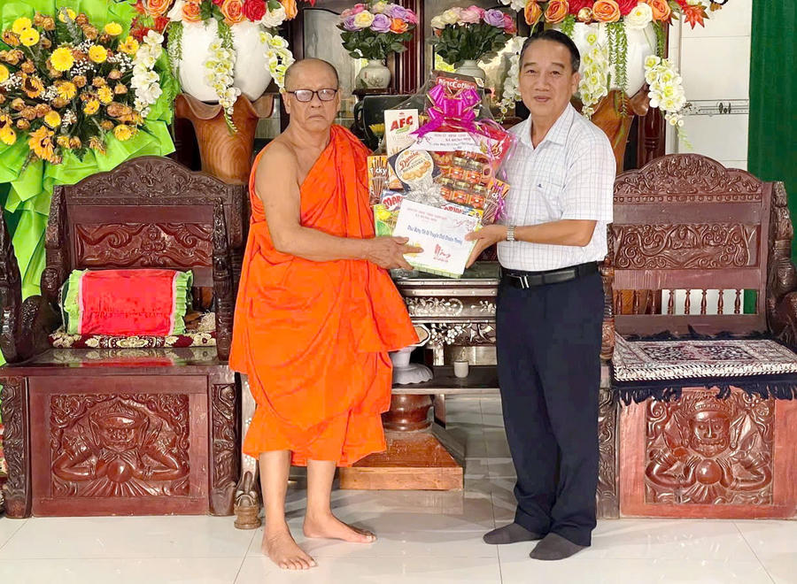 Ông Từ Minh Phúc, tặng quà, chúc Tết Chôl Chnăm Thmây chùa Ghositaram (chùa Đầu - ấp Cù Lao), thể hiện sự quan tâm sâu sắc của cấp ủy, chính quyền đối với đời sống tinh thần của đồng bào Khmer.