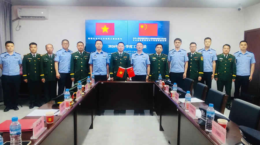 Hai bên chụp ảnh lưu niệm tại Hội ngộ. (Ảnh: Hoàng Chính).