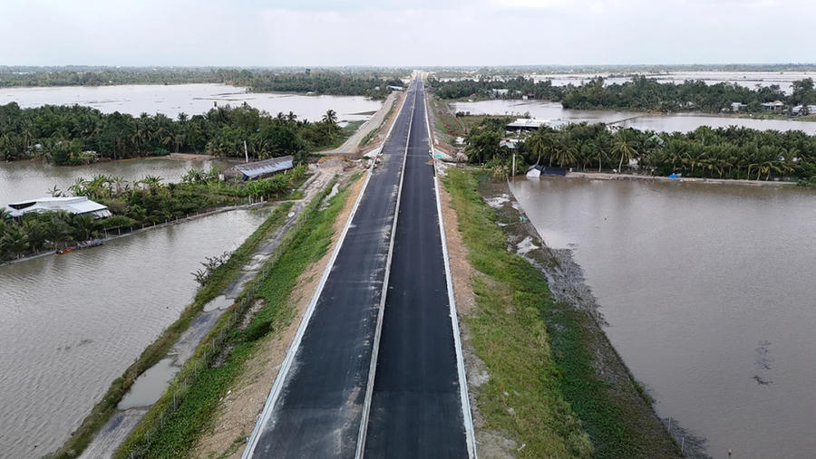 Đoạn cao tốc Hậu Giang - Cà Mau qua địa phận TP Cần Thơ cuối năm 2025. Ảnh: An Bình