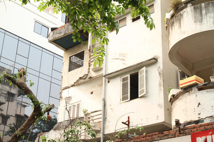Chung cư 51 Huỳnh Thúc Kháng đã xuống cấp nghiêm trọng.