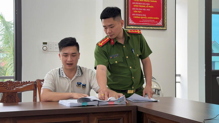 Công an phường Cam Đường làm việc với đối tượng Đỗ Tiến Xuân. (Ảnh: Công an tỉnh Lào Cai).