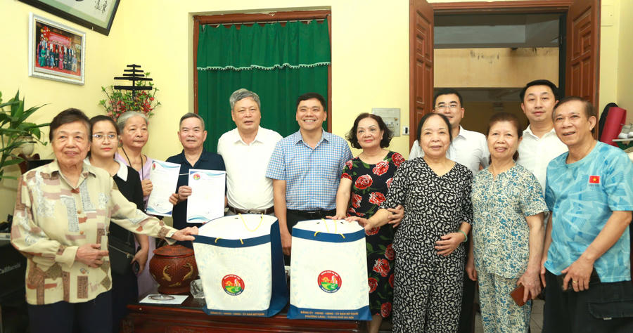 Phó Chủ tịch UBND phường Láng - ông Hà Phú Bình (áo kẻ xanh) đến thăm, tặng quà các hộ dân từng sinh sống tại chung cư 51 Huỳnh Thúc Kháng vì đã đồng thuận di dời.