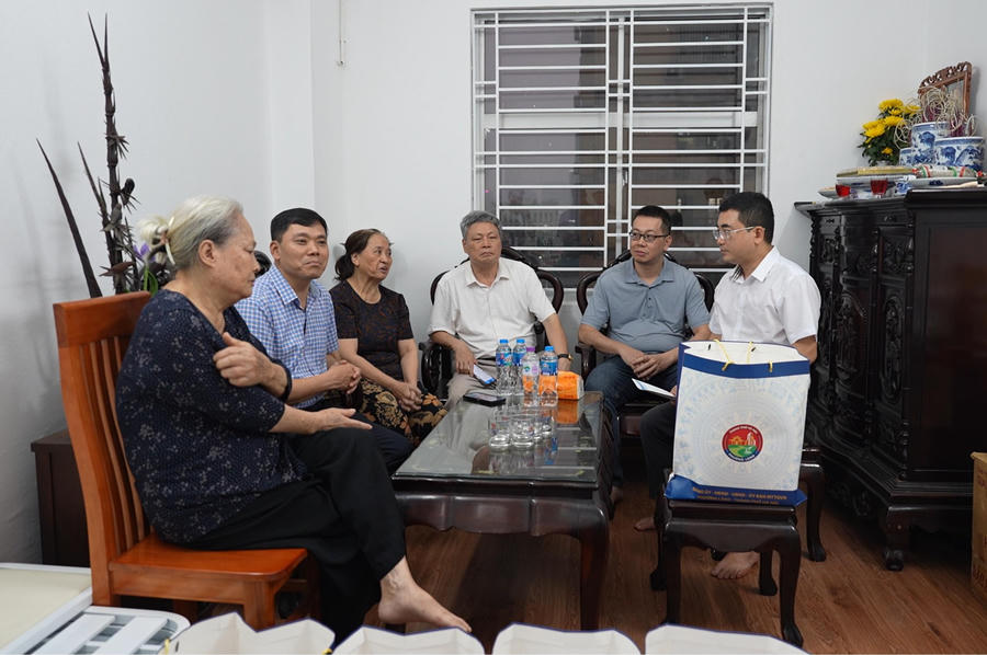 Phó Chủ tịch UBND phường Láng - ông Hà Phú Bình (áo kẻ xanh) đến thăm, tặng quà các hộ dân từng sinh sống tại chung cư 51 Huỳnh Thúc Kháng vì đã đồng thuận di dời.