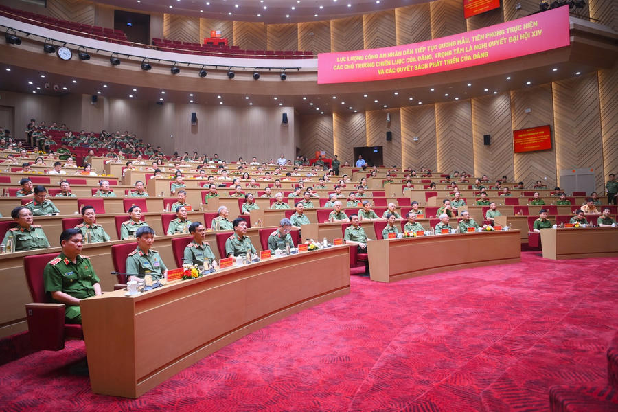 Các đại biểu dự chương trình.