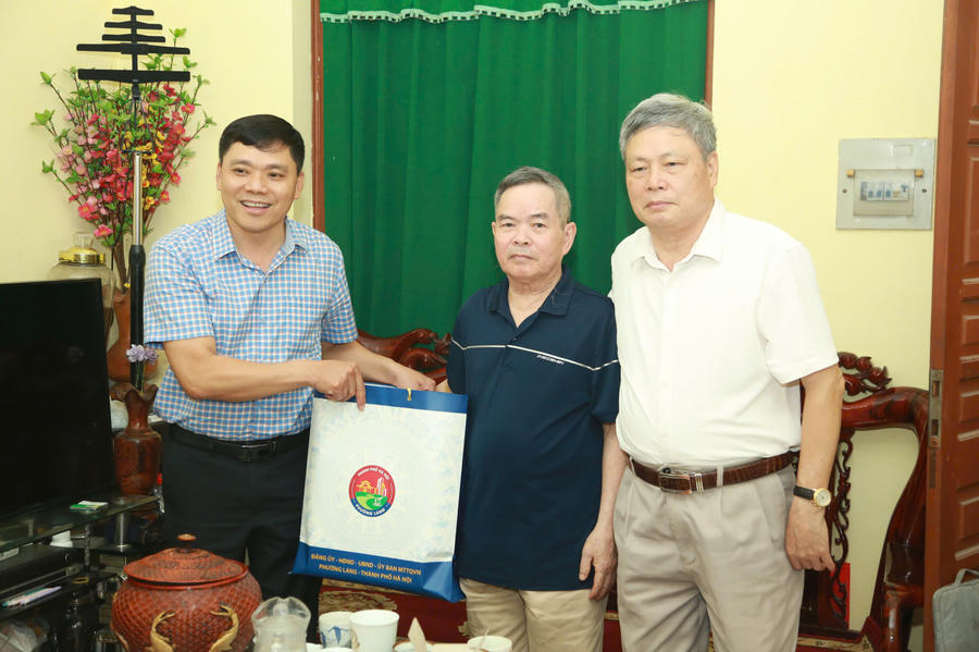 Phó Chủ tịch UBND phường Láng - ông Hà Phú Bình (áo kẻ xanh) đến thăm, tặng quà các hộ dân từng sinh sống tại chung cư 51 Huỳnh Thúc Kháng vì đã đồng thuận di dời.