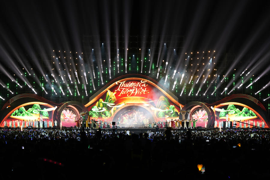 Sân khấu chương trình nghệ thuật được dàn dựng hoành tráng, kết hợp công nghệ âm thanh, ánh sáng hiện đại, thu hút đông đảo khán giả đến thưởng thức.