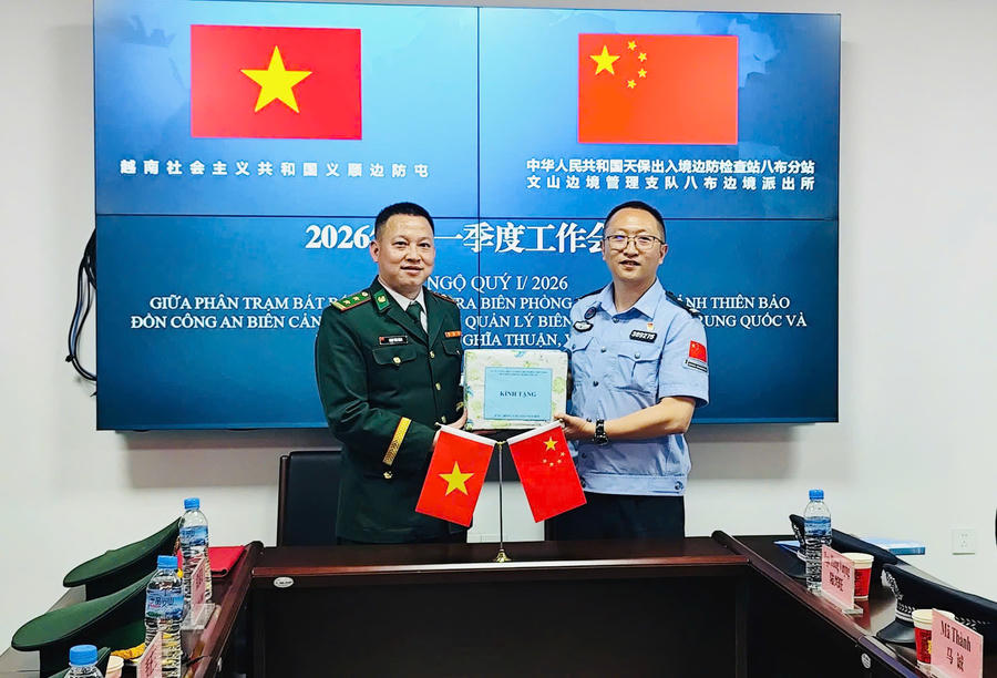 Hai bên tặng quà thể hiện tinh thần hữu nghị, hợp tác, cùng phát triển. (Ảnh: Hoàng Chính).