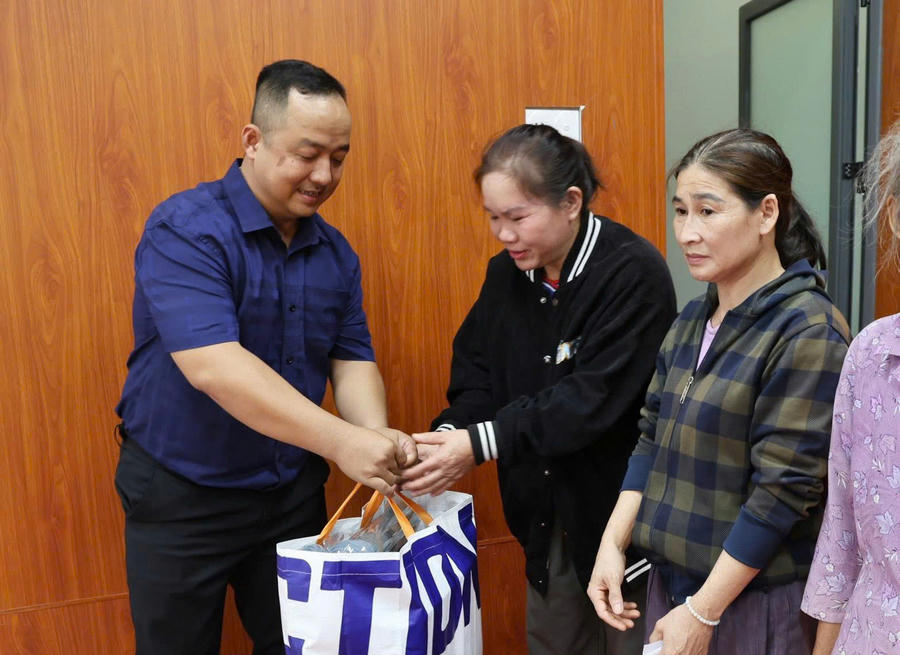 Đại diện nhóm thiện nguyện tặng quà cho người dân.