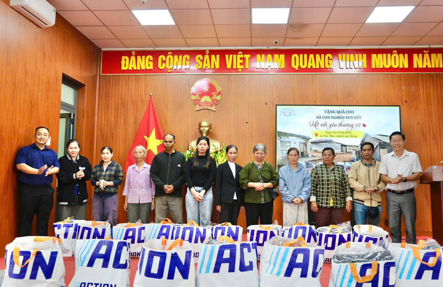 Lãnh đạo xã Tuy Đức và đại diện của nhóm thiện nguyện tặng quà cho người dân.