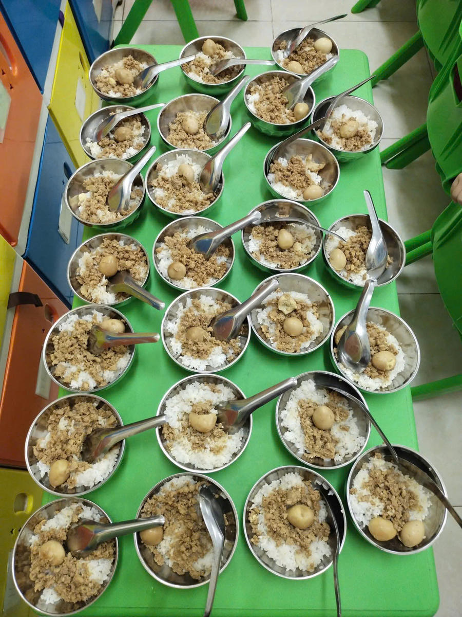 Những suất ăn của học sinh được phụ huynh phản ánh.