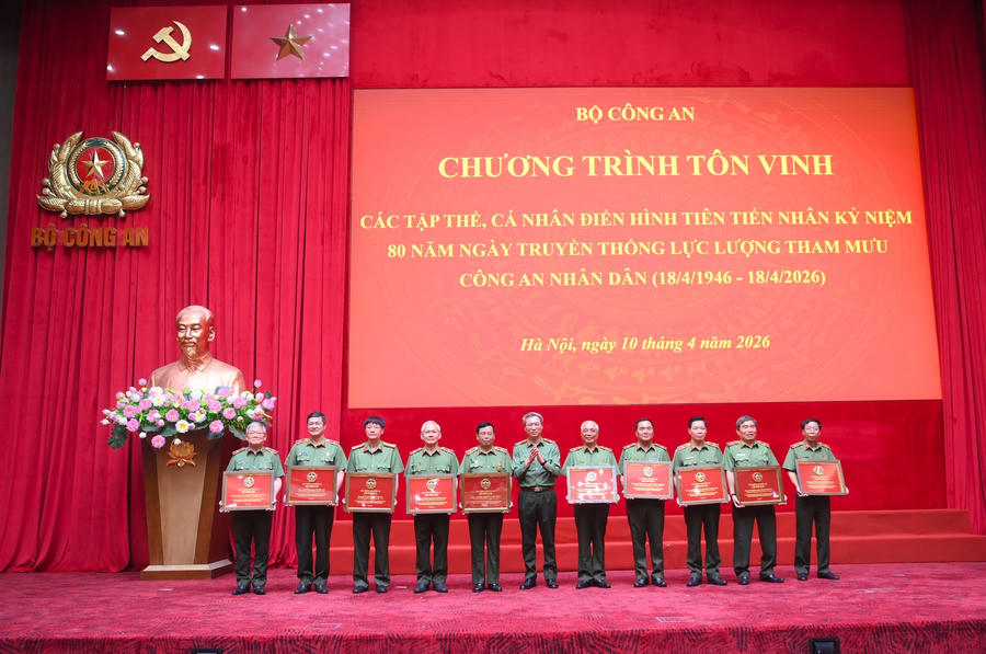 Lãnh đạo Văn phòng Bộ Công an tặng quà tri ân các đồng chí nguyên lãnh đạo Văn phòng Bộ Công an qua các thời kỳ.