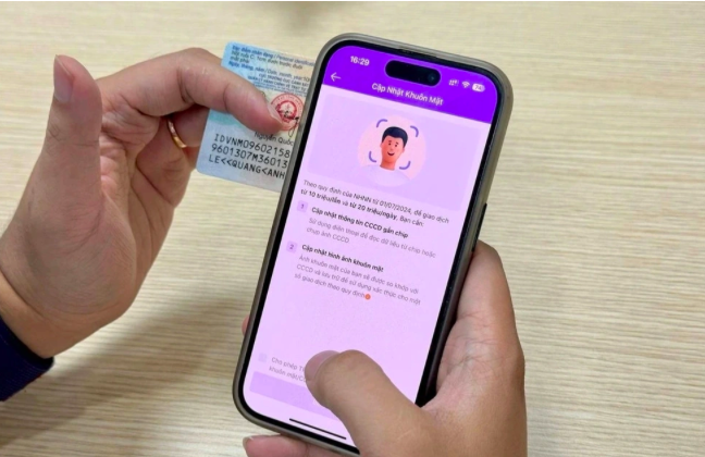 Nhiều người dùng thuê bao di động sẽ phải xác thực lại sinh trắc học ảnh gương mặt trước ngày 15/4 (Ảnh: Thế Anh).
